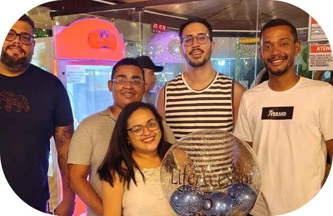 Família sorrindo representando segurança